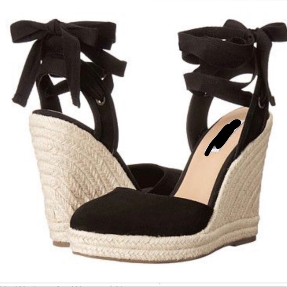 Black wedges with lace